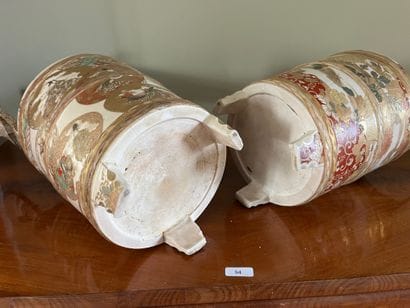 JAPON, paire de vases-seaux en faïence de...
