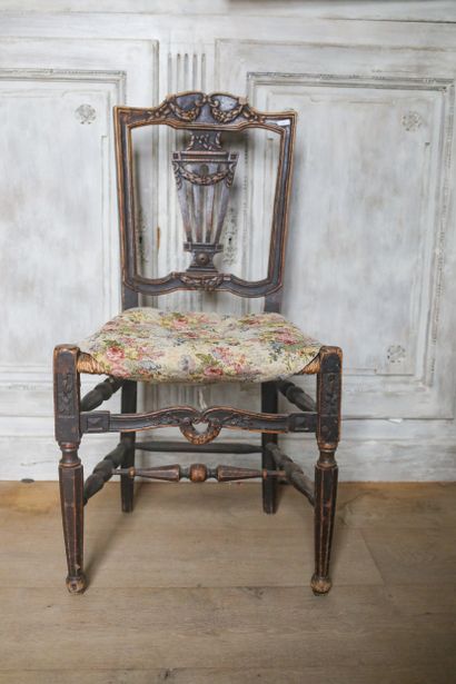 Chaise en bois sculpté, ht 94 cm.