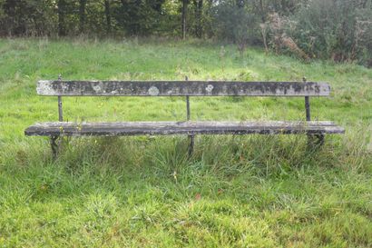 Deux bancs en leurs états.