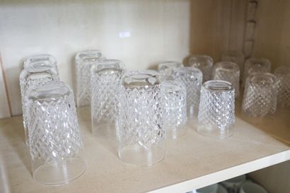 Lot de verres en cristal, décor taillé :...
