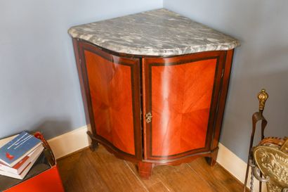 Paire d'encoignures en acajou, XIXème, 89x66x90...