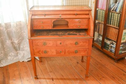 Bureau à cylindre central en bois marqueté...