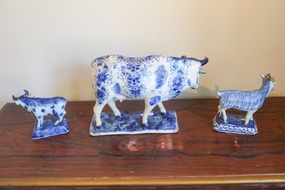 PAYS-BAS, DELFT, deux vaches (14,5x23x8 cm...
