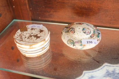 JAPON, XIXème, deux boîtes à pilules en faïence...