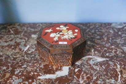 JAPON, boîte en bois exotique à décor floral...