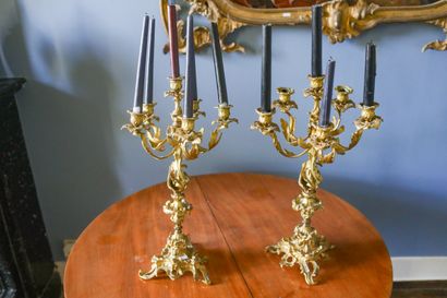 Paire de candélabres en métal doré à six...