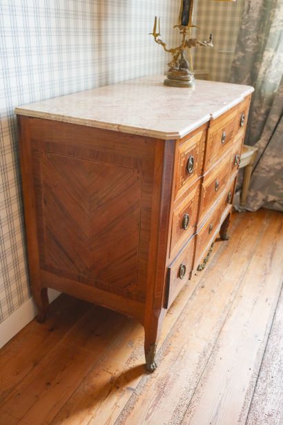 Commode à trois tiroirs en bois marqueté...