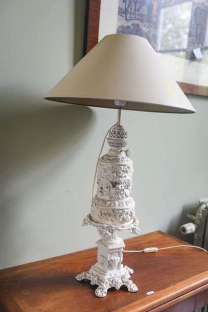 Pied de lampe en tôle blanche patinée, décor...