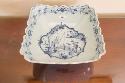 PAYS-BAS, DELFT, légumier en faïence, décor...