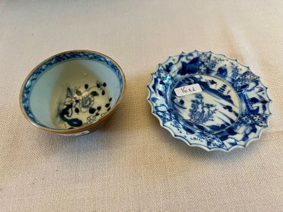 CHINE, un pochon (4,5x7,5 cm, ébréché) et...
