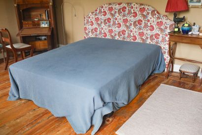 Tête de lit garnie d'un tissu floral (avec...