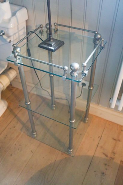 Petite table-étagère vintage en métal chromé...