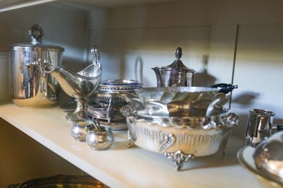 Important lot de plats de service en métal...