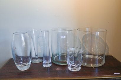 Lot de six vases en verre (diverses formes,...