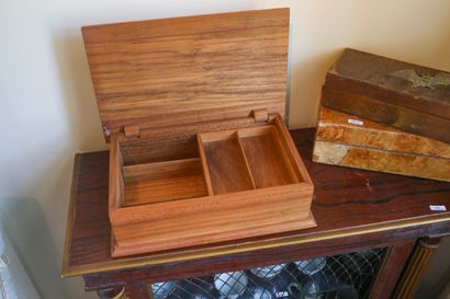 Lot de trois boîtes en bois (divers état...