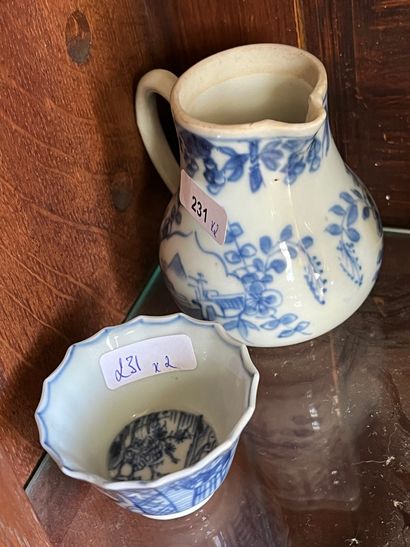 CHINE, pot à lait et petit pochon en porcelaine...