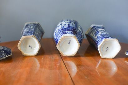 PAYS-BAS, DELFT, paire de vases couverts...