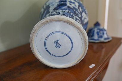 CHINE, potiche couverte en porcelaine blanche...