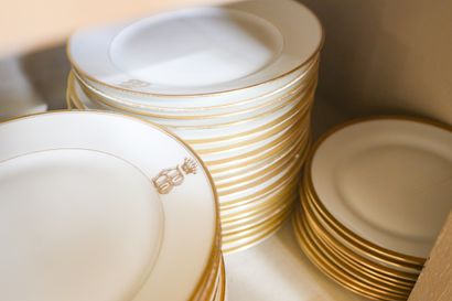 Partie de service en porcelaine blanche,...