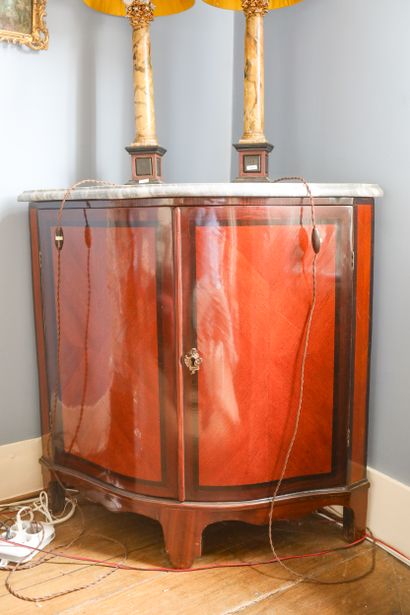 Paire d'encoignures en acajou, XIXème, 89x66x90...