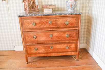 Commode à trois tiroirs en bois marqueté...
