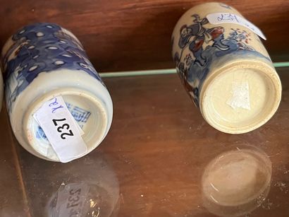 CHINE, deux tabatières : l'une en porcelaine...