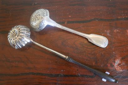 Deux cuillères à saupoudrer en argent.