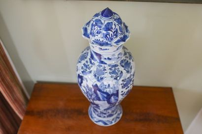 CHINE, potiche couverte en porcelaine blanche...