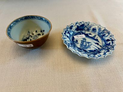 CHINE, un pochon (4,5x7,5 cm, ébréché) et...