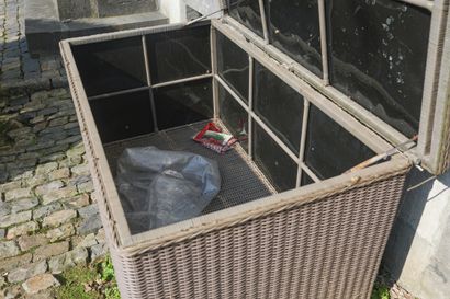 Coffre exterieur de rangement en osier, +/-...