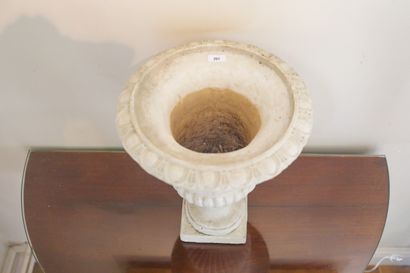 Vase Médicis patiné blanc, XXème, ht 32 ...