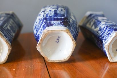 PAYS-BAS, DELFT, paire de vases couverts...