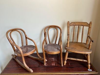 Trois sièges miniatures pour poupée en bois,...