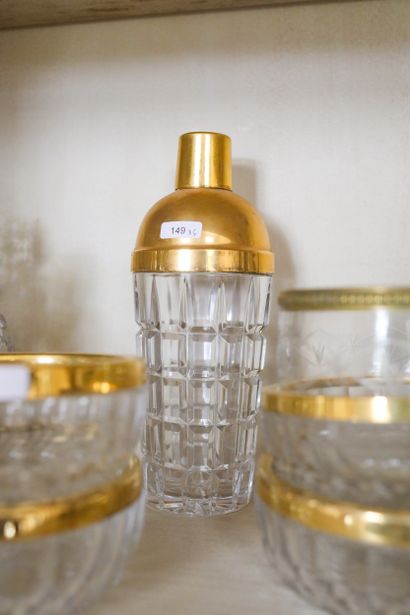 Lot en verre et métal doré : un shaker et...