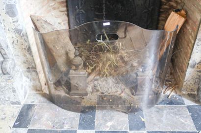 Pare-feu en verre fumé, 56x71,5 cm.