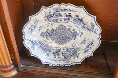 PAYS-BAS, DELFT, plat ovale en faïence, bordure...