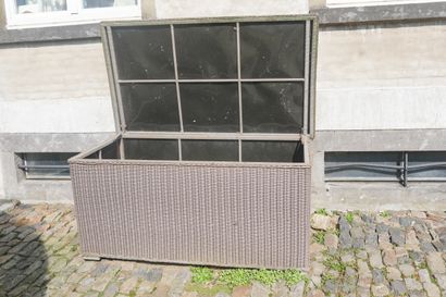 Coffre exterieur de rangement en osier, +/-...
