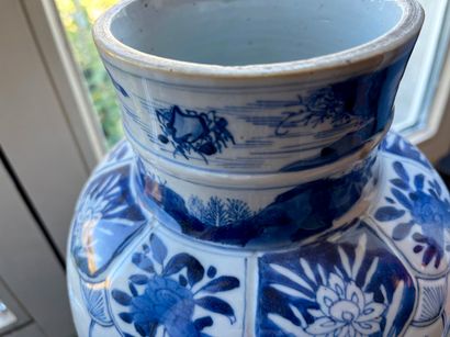 CHINE, paire de vases en porcelaine blanche,...