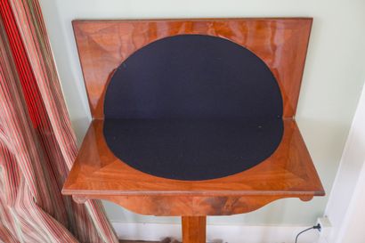 Console formant table à jeu en acajou, piétement...