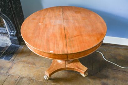 Table ronde en acajou blond avec piétement...