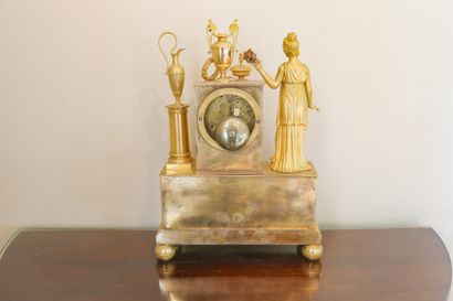 Pendule Empire en bronze doré au feu, début...