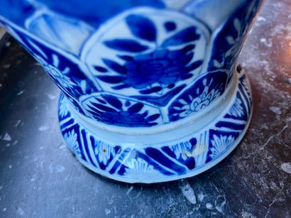 CHINE, paire de vases en porcelaine blanche,...