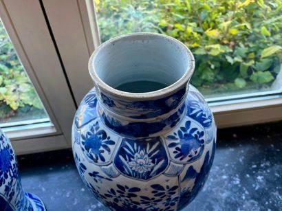 CHINE, paire de vases en porcelaine blanche,...
