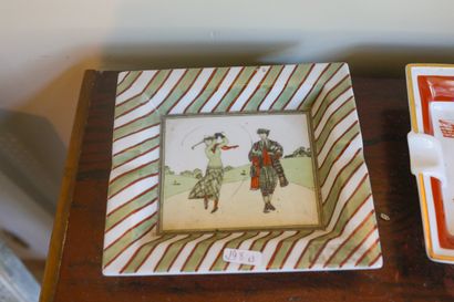 Trois vide-poches en porcelaine, décors polychromes...