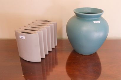 Deux vases modernes : un vert (ht 19 cm)...