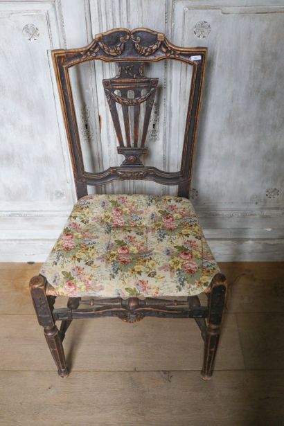 Chaise en bois sculpté, ht 94 cm.
