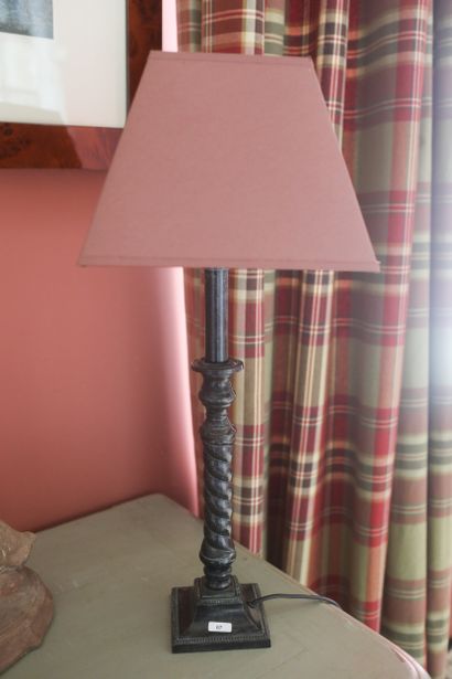 Pied de lampe, fût torsadé, en simili marbre...