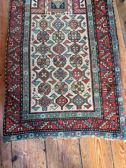 Tapis d'Orient, décor géométrique sur fond...