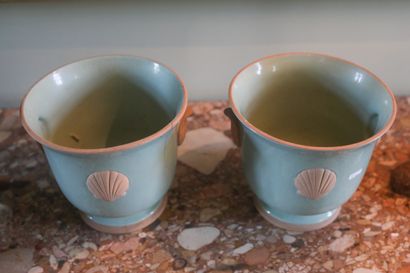 Paire de cache-pots vert d'eau, décor au...