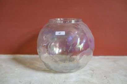 Vase boule en verre légèrement opalescent,...